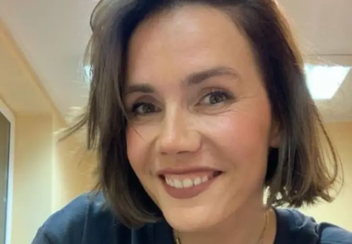 Uśmiechnięta Olga Bołądź, wiek nie gra roli, gdy ma się taki blask w oczach. Krótkie włosy, ciepłe światło.