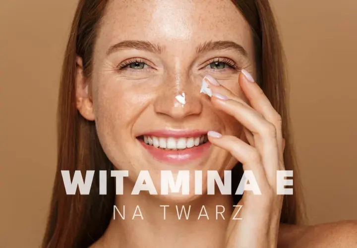 Uśmiechnięta kobieta z piegami aplikuje krem pod oczy. Witamina E na twarz dla promiennej cery.