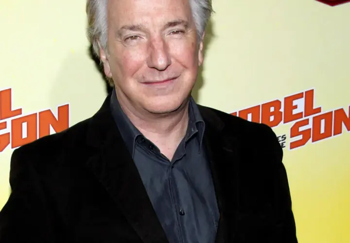 Alan Rickman, uśmiechnięty, w czarnym garniturze, na tle napisu "BEL SON". Może wspominał swoje dzieciństwo?
