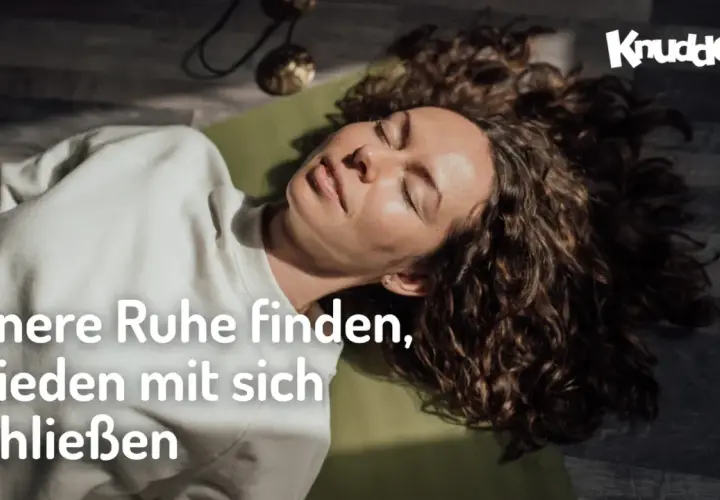 Frau liegt entspannt auf einer Matte, sucht innere Ruhe. Was tun bei Autophobie? Hier finden Sie Antworten.