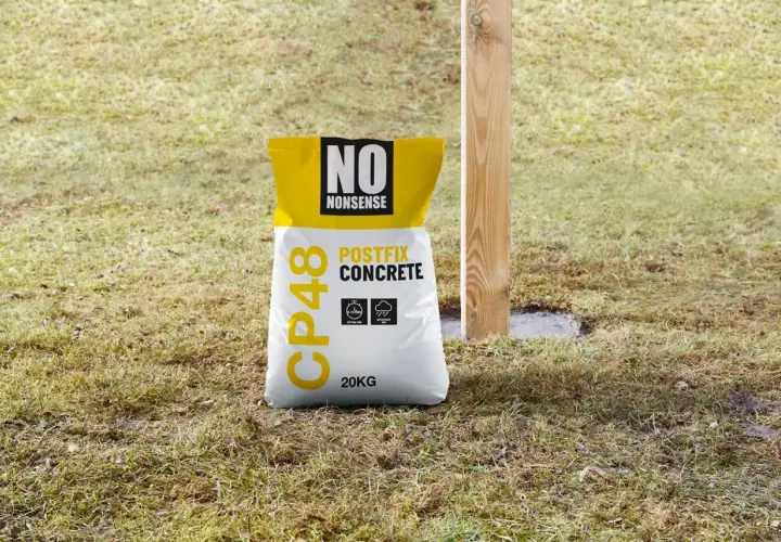 Worek z napisem "NO NONSENSE POSTFIX CONCRETE" to jeden z rodzajów cementu, idealny do szybkiego mocowania słupków.