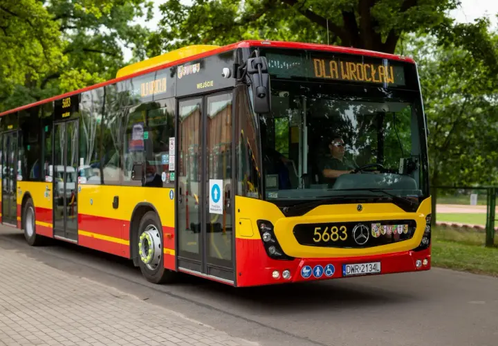 Autobus linii podmiejskich Wrocław. Kup bilet i jedź do celu.