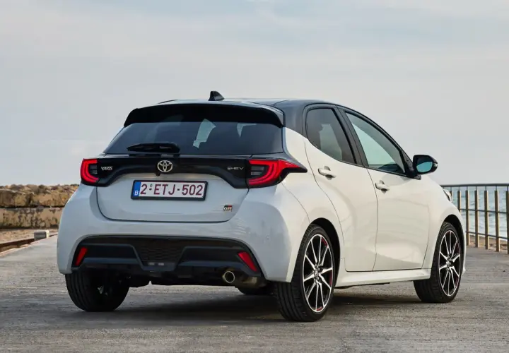 La nuova Toyota Yaris GPL, vista da dietro, con il suo design sportivo e moderno, pronta per un viaggio ecologico.