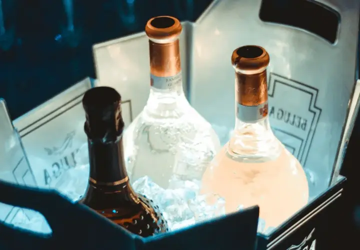 Butelki schłodzone w lodzie. W jakiej temperaturze zamarza alkohol? Zależy od jego stężenia.