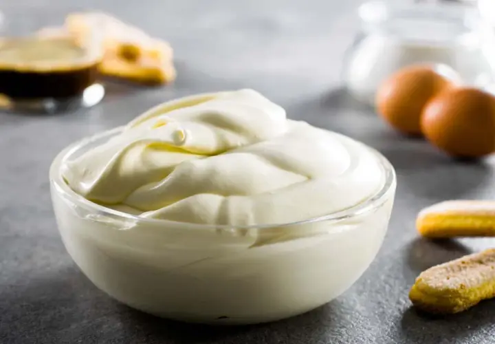 Una ciotola di soffice crema mascarpone pastorizzata, pronta per preparare un delizioso tiramisù con savoiardi, uova e caffè.