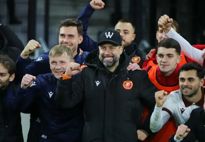 Radość piłkarzy Widzewa Łódź po udanych transferach. Drużyna świętuje sukcesy.