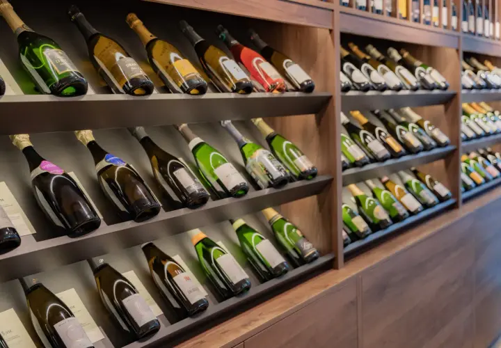 Rayons remplis de bouteilles de champagne. Une bouteille de champagne pour combien de personnes ? La réponse dépend de la taille de la fête !