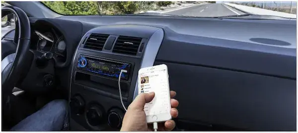 Jak słuchać muzyki z telefonu w samochodzie bez Bluetooth i AUX