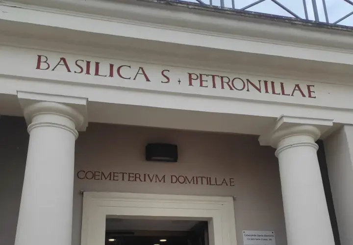 Wejście do Bazyliki św. Petronilli, gdzie znajdują się katakumby rzymskie. Napis "Coemeterivm Domitillae" zapowiada podziemne korytarze.