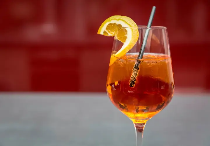 Orzeźwiający Aperol z pomarańczą i lodem, idealny na letnie popołudnie. Z czym pić? Z cytryną i prosecco!