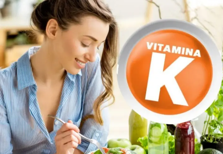 Mujer sonriente comiendo ensalada. El círculo naranja con "VITAMINA K" resalta sus beneficios para la salud.