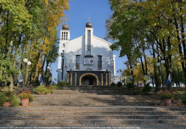 Sanktuarium w Turzy Śląskiej, otoczone jesienną przyrodą, zaprasza do pielgrzymki i odpoczynku.