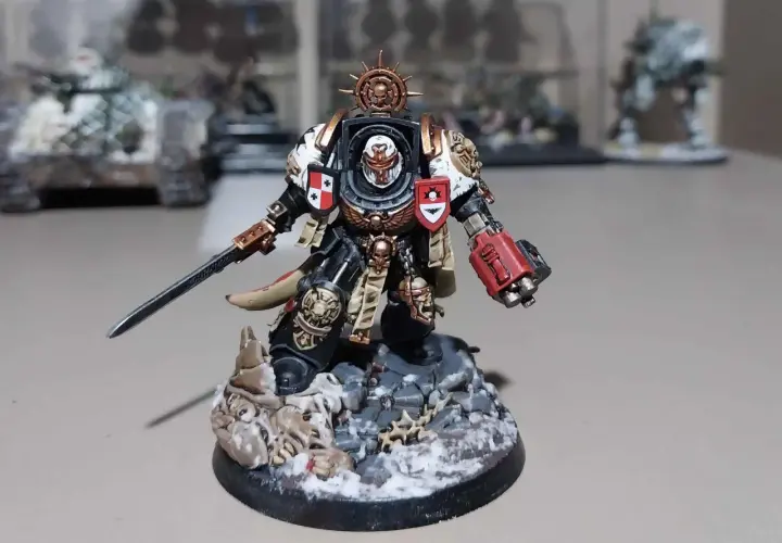 Zimny, śnieżny teren, na którym stoi **black templar marshal** z mieczem i młotem bojowym, gotowy do walki.