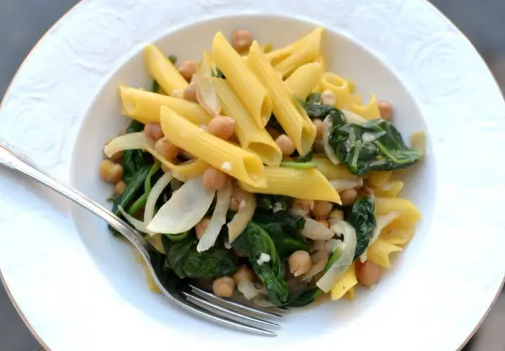 Penne konjac ze szpinakiem – zdrowy przepis na niskokaloryczny obiad
