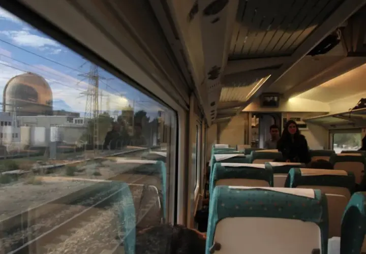 Viaje en tren de Valencia a Tarragona, con vistas a una central nuclear y el interior del vagón.