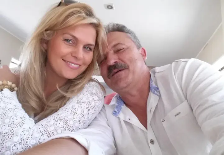 Marek Jakubiak z żoną i dziećmi cieszą się wspólnym czasem. Uśmiechnięta para na selfie.