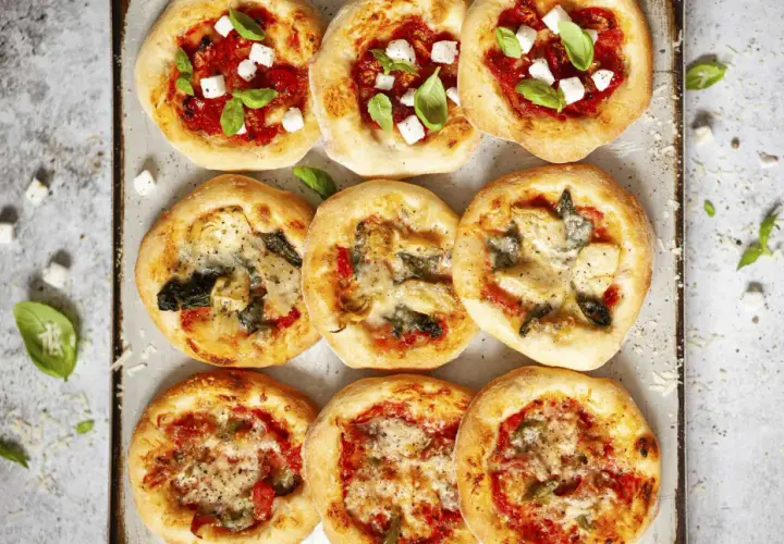 Mini pizze z serem feta i bazylią lub z karczochami i szpinakiem. Idealne inspiracje, co położyć na pizze.