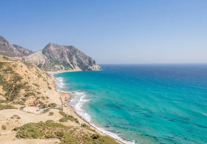 Traumhafte Bucht mit türkisfarbenem Wasser, einsame Strände und Berge – hier sind die Kos Geheimtipps für unvergessliche Urlaubstage.