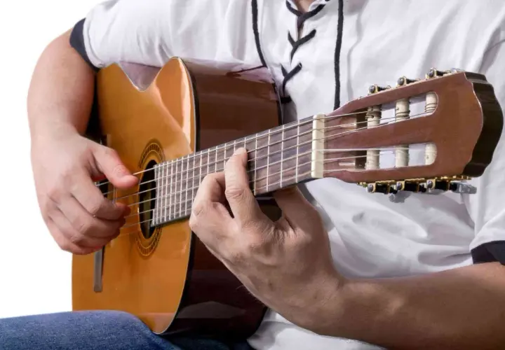 Dłonie grają na pięknej, brązowej, dobra gitara akustyczna.
