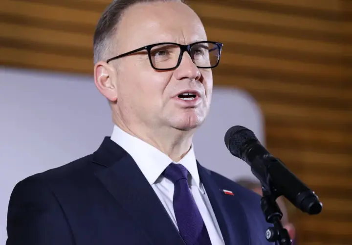 Prezydent Duda przemawia do mikrofonu, wyjaśniając, dlaczego projekt ustawy o mowie nienawiści został zakwestionowany przez trybunał.