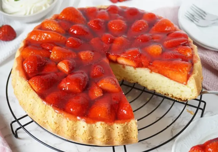 Ein saftiger Erdbeerkuchen mit frischen Erdbeeren und Tortenguss. Perfekt für jedes Erdbeerkuchen Rezept.