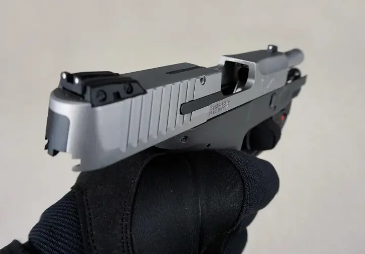 Dłoń w czarnej rękawicy trzyma pistolet. To nie jest najdroższy pistolet na świecie, ale jego precyzja i jakość wykonania budzą podziw.