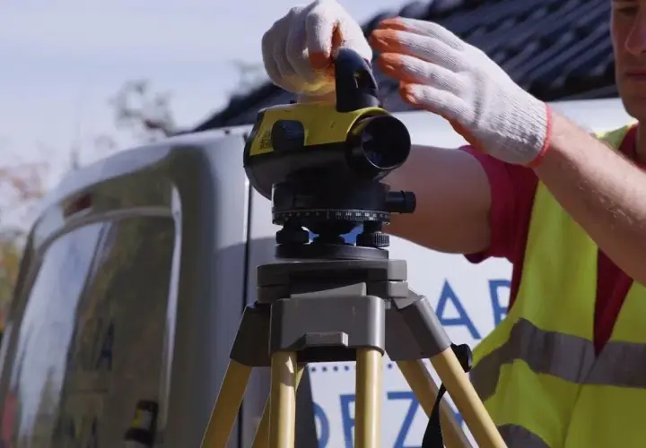 Co robi technik geodeta? Odkryj jego kluczowe obowiązki i narzędzia
