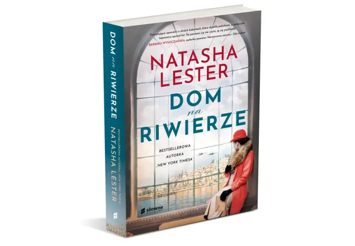 Okładka książki "Dom na Riwierze" Natashy Lester. Widzę dom z widokiem na miasto i morze, a w nim kobietę w czerwonym płaszczu.