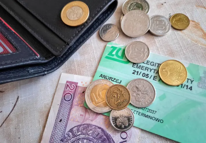 Portfel, polskie monety i banknot 20 zł na zielonej legitymacji emerytalnej. Dlaczego KO poparła reformę renty wdowiej mimo obaw o budżet?