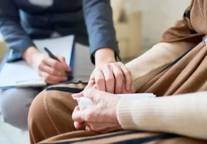 Kto leczy depresję: psycholog czy psychiatra? Zrozum różnice i wybierz mądrze