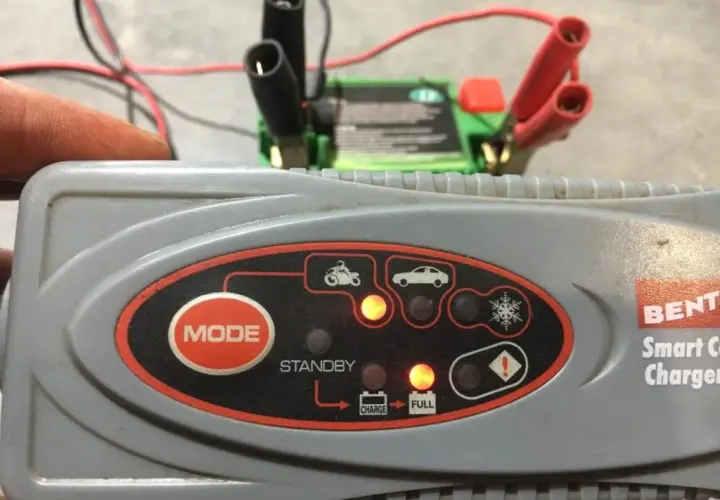 Akumulator 12V w motocyklu: Jak ładować, by służył latami?