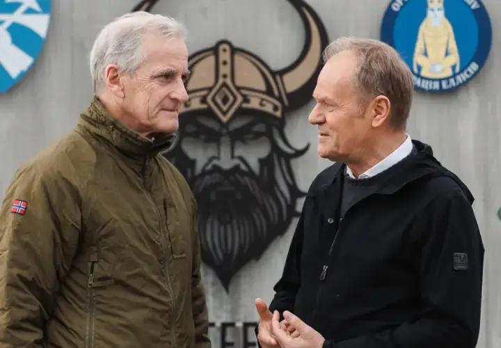 Donald Tusk i premier Norwegii rozmawiają o partnerstwie militarnym. W tle wizerunek wikinga i flagi.