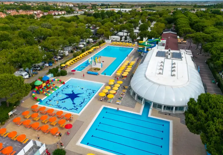 Rajski camping z basenami, zjeżdżalniami i mnóstwem zieleni. Idealne miejsce na wakacje!