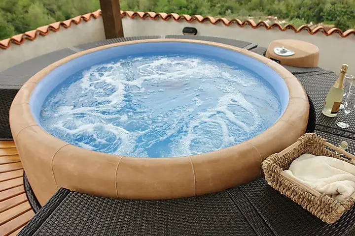 Lay-Z-Spa: Jak wybrać, używać i pielęgnować jacuzzi ogrodowe?