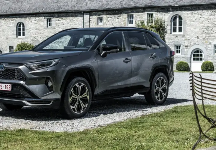 Ile kosztuje hybrydowa Toyota? Pełny przewodnik po cenach i TCO