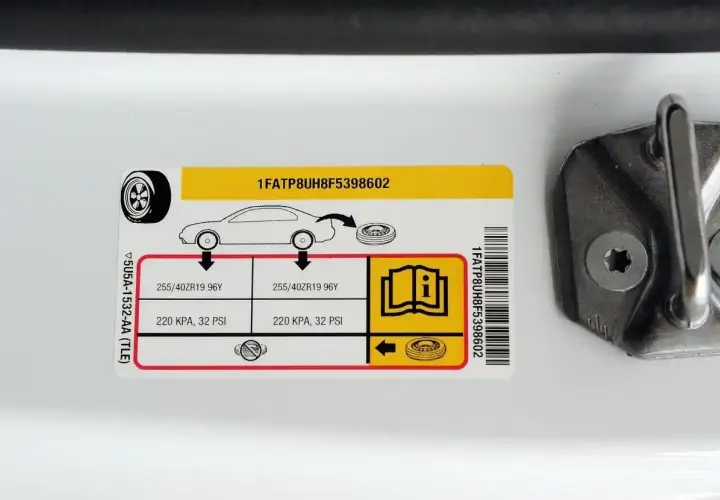 Naklejka informuje o prawidłowym ciśnieniu w oponach: 220 KPA (32 PSI) dla rozmiaru 255/40ZR19.