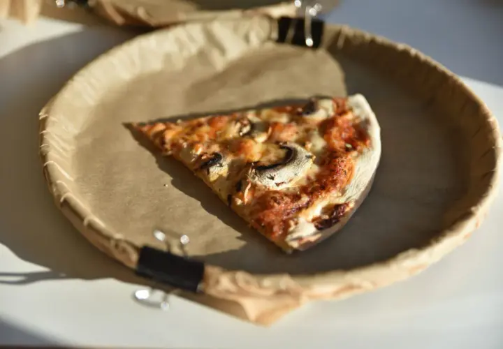 Jeden kawałek pizzy z pieczarkami i serem, idealny na szybki lunch. Zastanawiasz się nad pizza kcal?