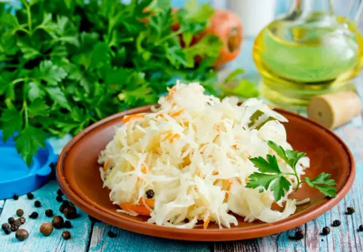 Czym różni się sałatka od surówki? Odkryj kluczowe różnice