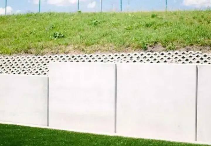 Nowoczesny mur oporowy z betonowych płyt i ażurowej podmurówki. Czy mur oporowy wymaga pozwolenia na budowę?