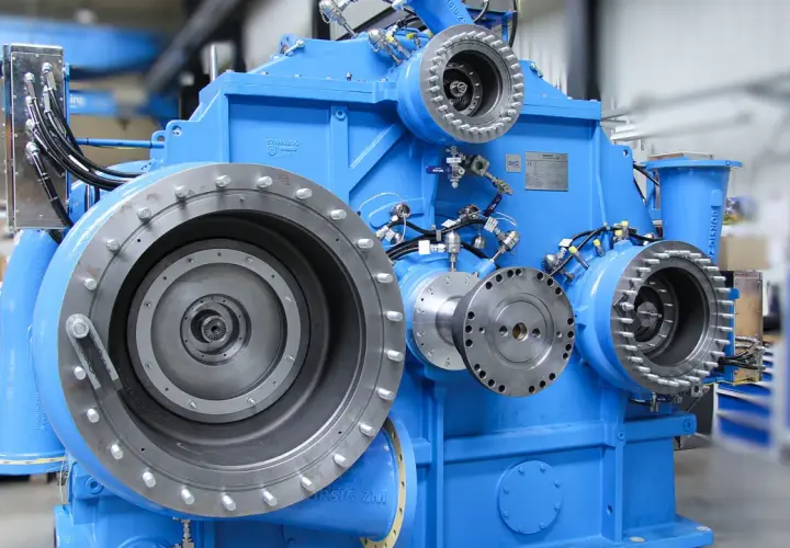 Compresor industrial azul, modelo BORSIG ZM, cumpliendo la norma API 617. Múltiples bridas y conexiones visibles.