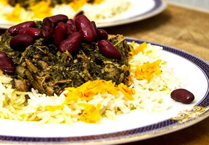 En tallrik med ghorme sabzi, en mustig persisk örtgryta med bönor och ris.