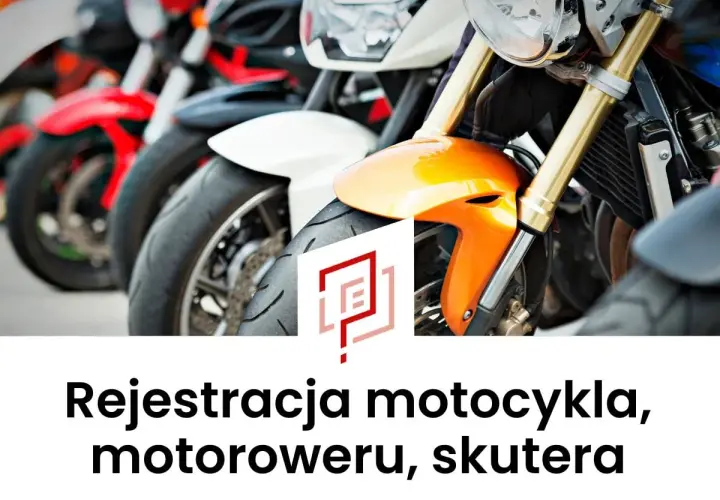Pomoc w rejestracji motocykla z zagranicy. Widok na przednie koła i zawieszenie kilku motocykli.
