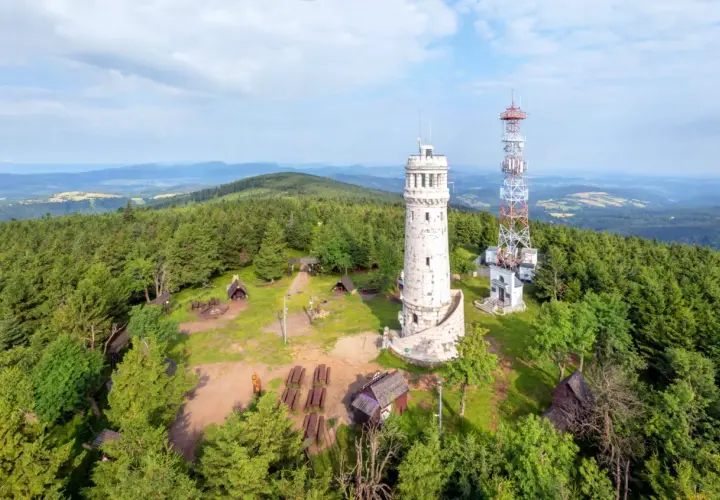 Wieża widokowa i maszt telekomunikacyjny na szczycie góry. Wokół las i miejsca odpoczynku. Wielka sowa, najładniejszy szlak, zaprasza do podziwiania panoramy.