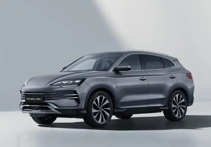 Szary BYD Seal U DM-i, SUV z nowoczesnym designem. Sprawdź jego atrakcyjną cenę i możliwości.