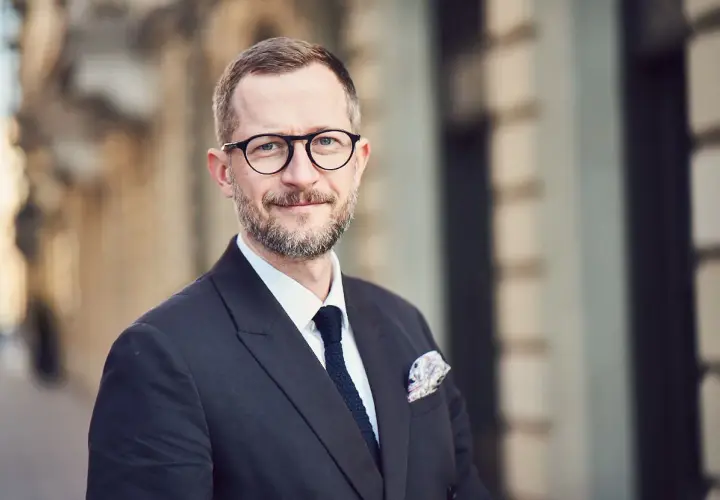 Elegancki mężczyzna w okularach, idealny do zdjęć profilowych.