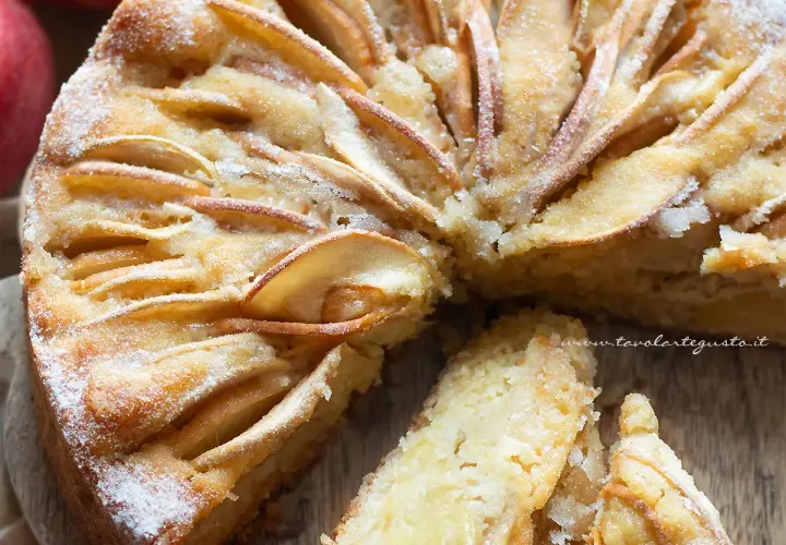 Torta di mele dorata, decorata con fettine di mela e spolverata di zucchero a velo. Una deliziosa torta senza zucchero, perfetta per ogni occasione.