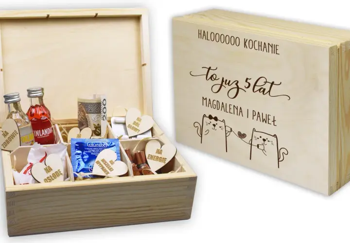 Drewniana skrzynka z zawartością na rocznicę ślubu: mini alkohole, prezerwatywy, pieniądze, leki. Na wieczku kotki i napis "To już 5 lat".