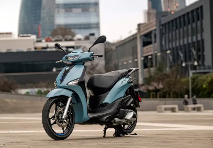 Scooter Piaggio Liberty 125 en tono azul claro, ideal para la ciudad. Su peso es perfecto para maniobrar con agilidad.