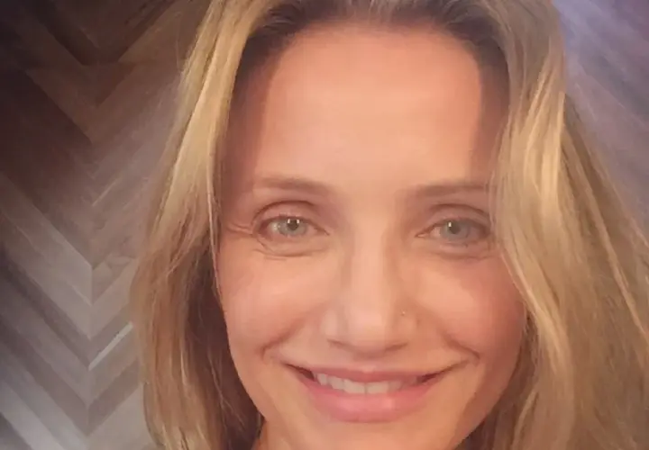 Uśmiechnięta Cameron Diaz, która niedawno została mamą, patrzy w obiektyw.