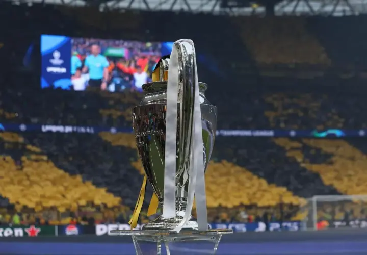 Trofeum Ligi Mistrzów na tle trybun. Kto wygrał ligę mistrzów? To pytanie zadają sobie kibice, patrząc na ten symbol zwycięstwa.